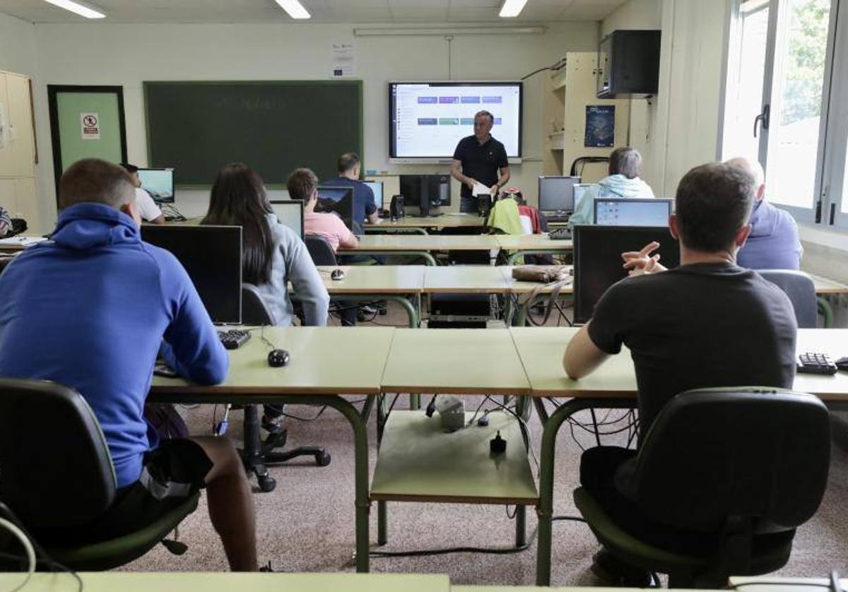 Un profesor imparte una clase en un instituto de Valladolid, en una imagen de archivo.