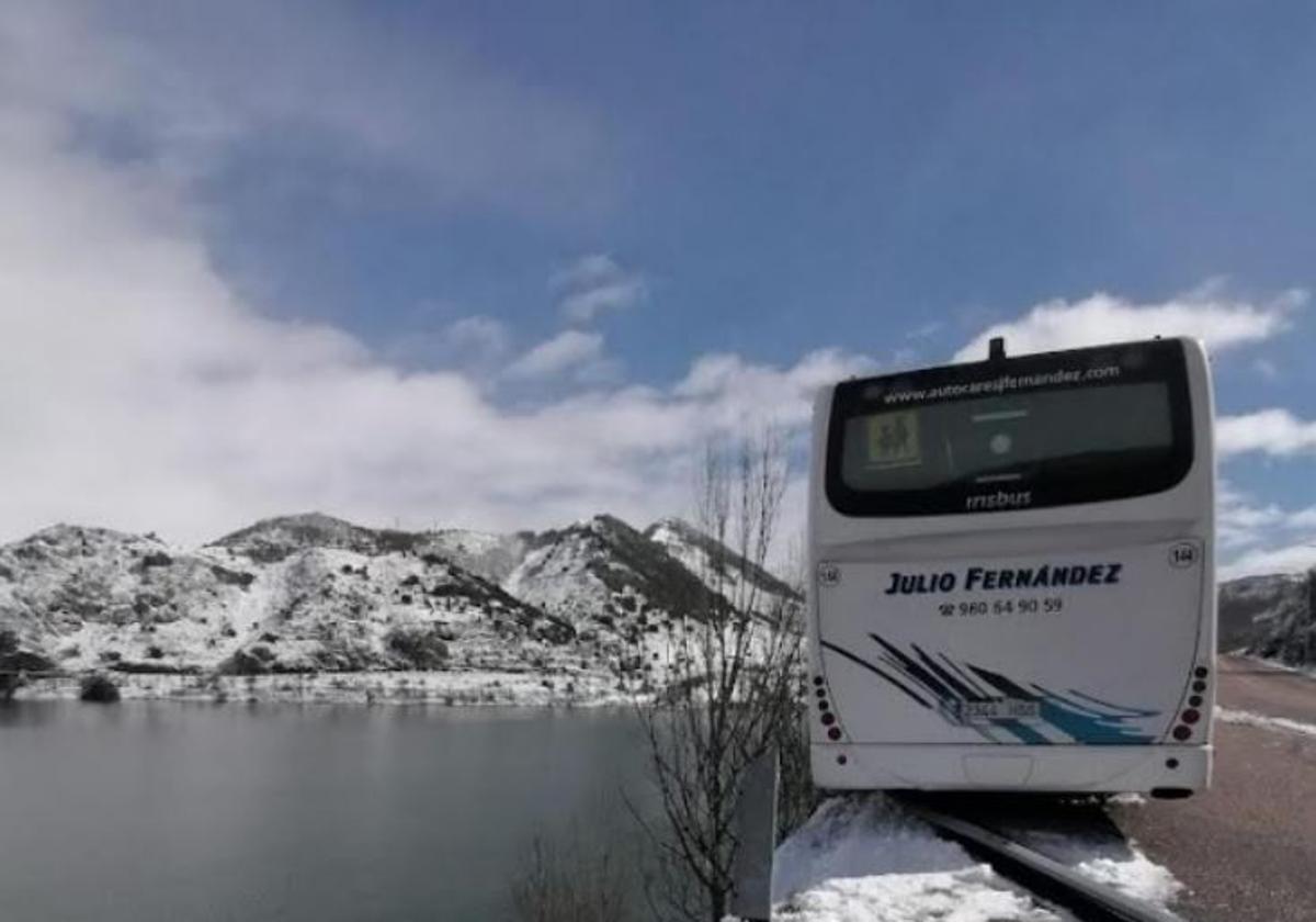 El autobús accidentado en Boñar (León), al borde del pantano del Porma.