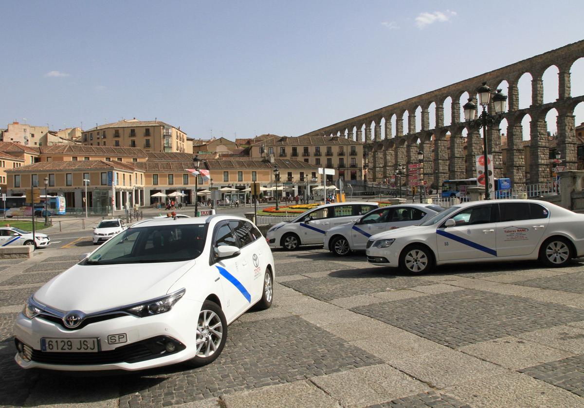 Varios taxis en la parada de la plaza de la Artillería de Segovia.