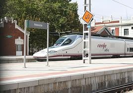 Un tren de alta velocidad en la estación de Palencia, en una imagen de archivo.