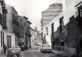 La calle Expósitos con vehículos aparcados, hacia el año 1964.