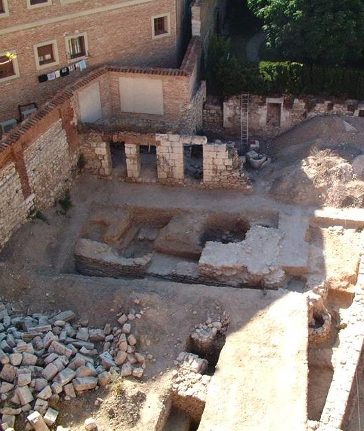 Imagen secundaria 2 - Fachadas del palacio de los marqueses de Villaverde. / Patio interior del palacio de Fabio Nelli, con diferentes vestigios arqueológicos, como unas columnas de un solar de la calle Manzana y varias bolas de piedra del Espolón Viejo, rescatadas del fondo del río Pisuerga. / Panorámica de la excavaciones arqueológicas realizadas en el solar colindante al palacio de Fabio Nelli, en el año 2002.