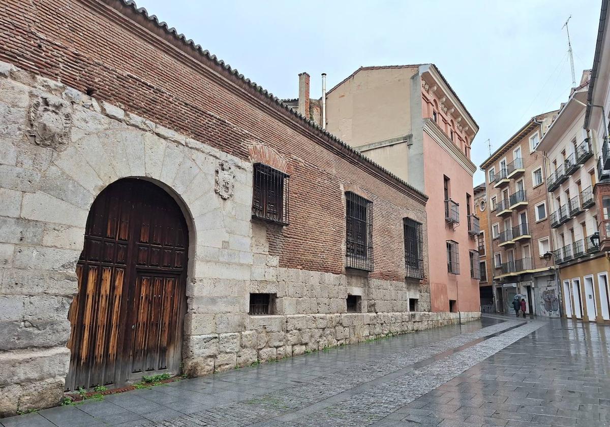 Imagen principal - Fachada de la casona correspondiente a la ampliación del palacio de Fabio Nelli. / Sello de la ciudad de Valladolid (1271-1298), representando al Alcázar y la Cerca, procedente de un documento fechado el 26 de julio de 1336. / Lienzo correspondiente a la Cerca Vieja, localizado en el solar colindante con el palacio de Fabio Nelli, donde se ha proyectado la ampliación del Museo de Valladolid (2002).