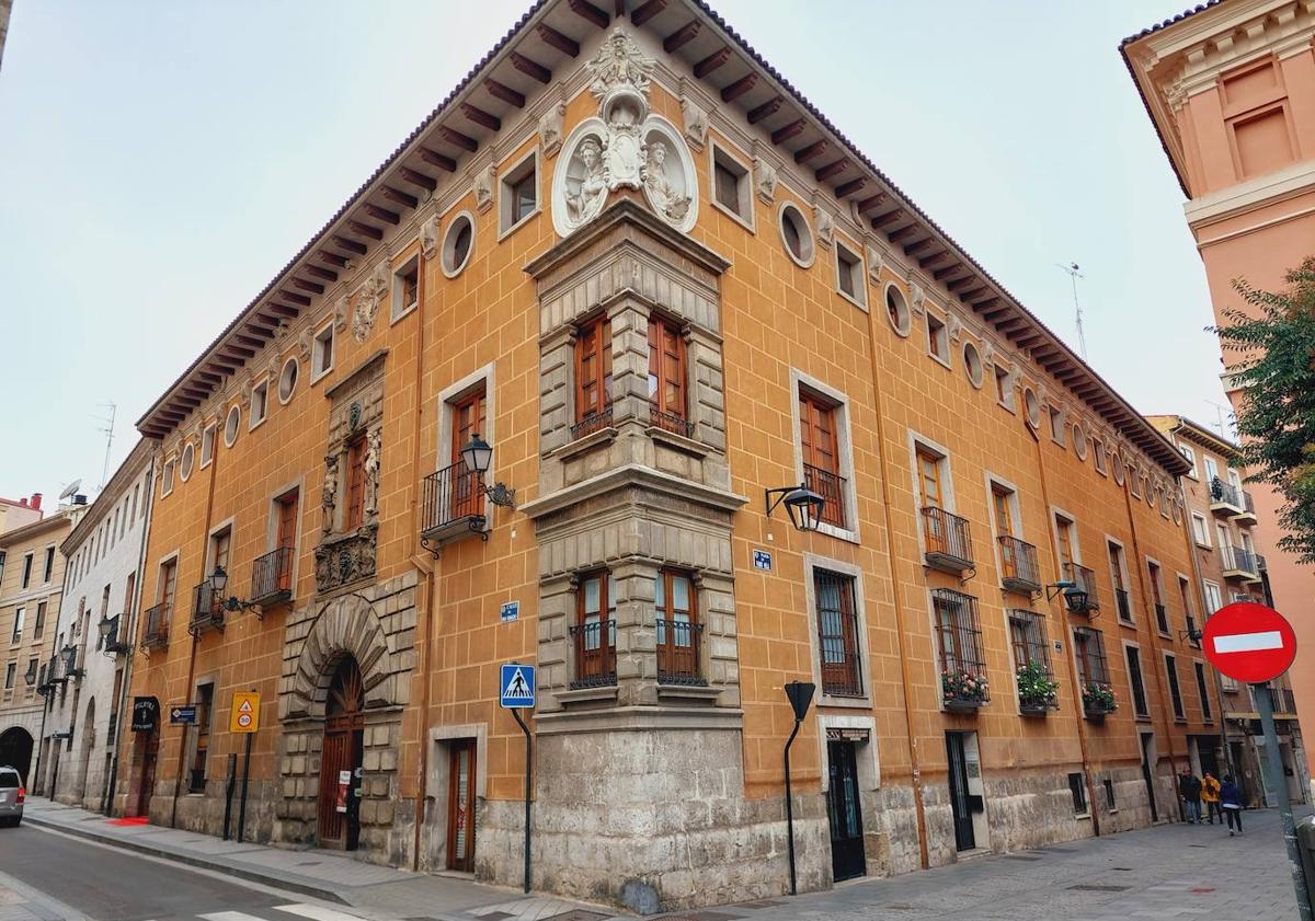 Imagen principal - Fachadas del palacio de los marqueses de Villaverde. / Patio interior del palacio de Fabio Nelli, con diferentes vestigios arqueológicos, como unas columnas de un solar de la calle Manzana y varias bolas de piedra del Espolón Viejo, rescatadas del fondo del río Pisuerga. / Panorámica de la excavaciones arqueológicas realizadas en el solar colindante al palacio de Fabio Nelli, en el año 2002.