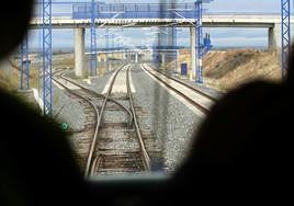 Un tren circula en pruebas en la entrada del desvío de Olmedo, en una imagen de archivo.