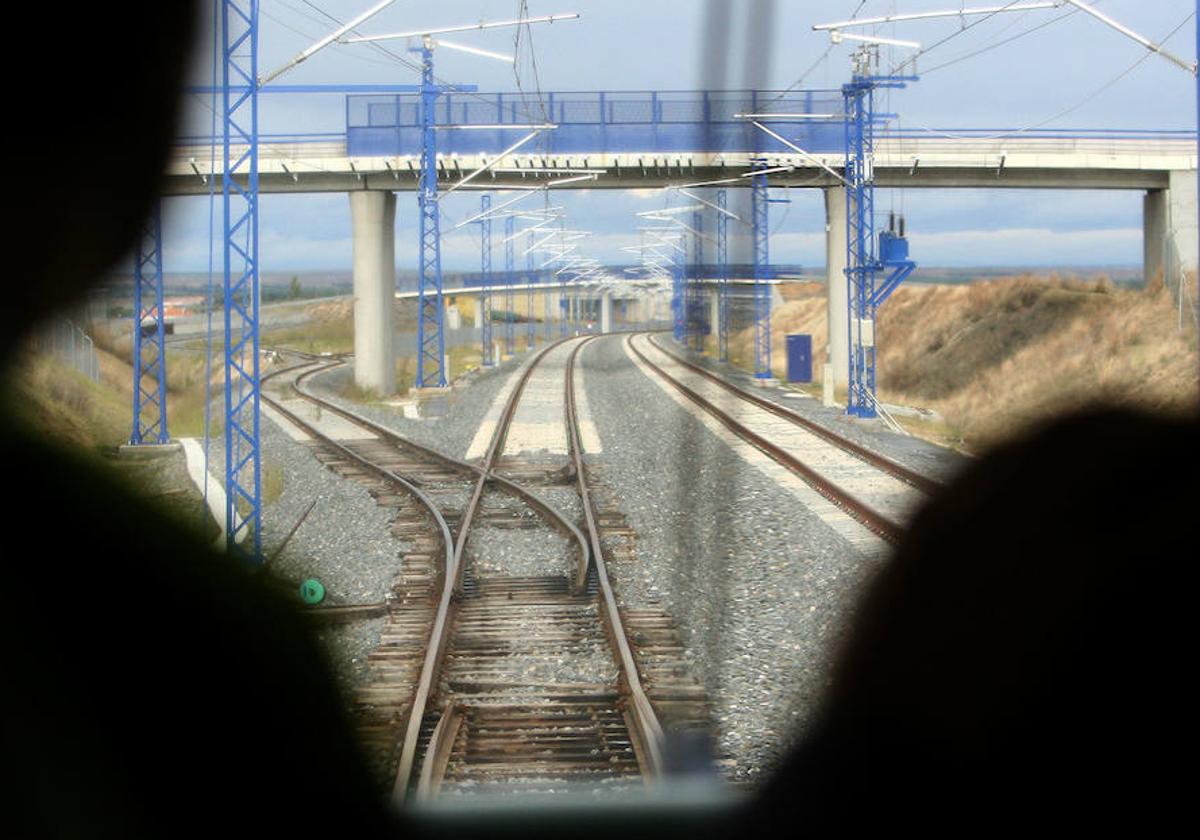 Un tren circula en pruebas en la entrada del desvío de Olmedo, en una imagen de archivo.