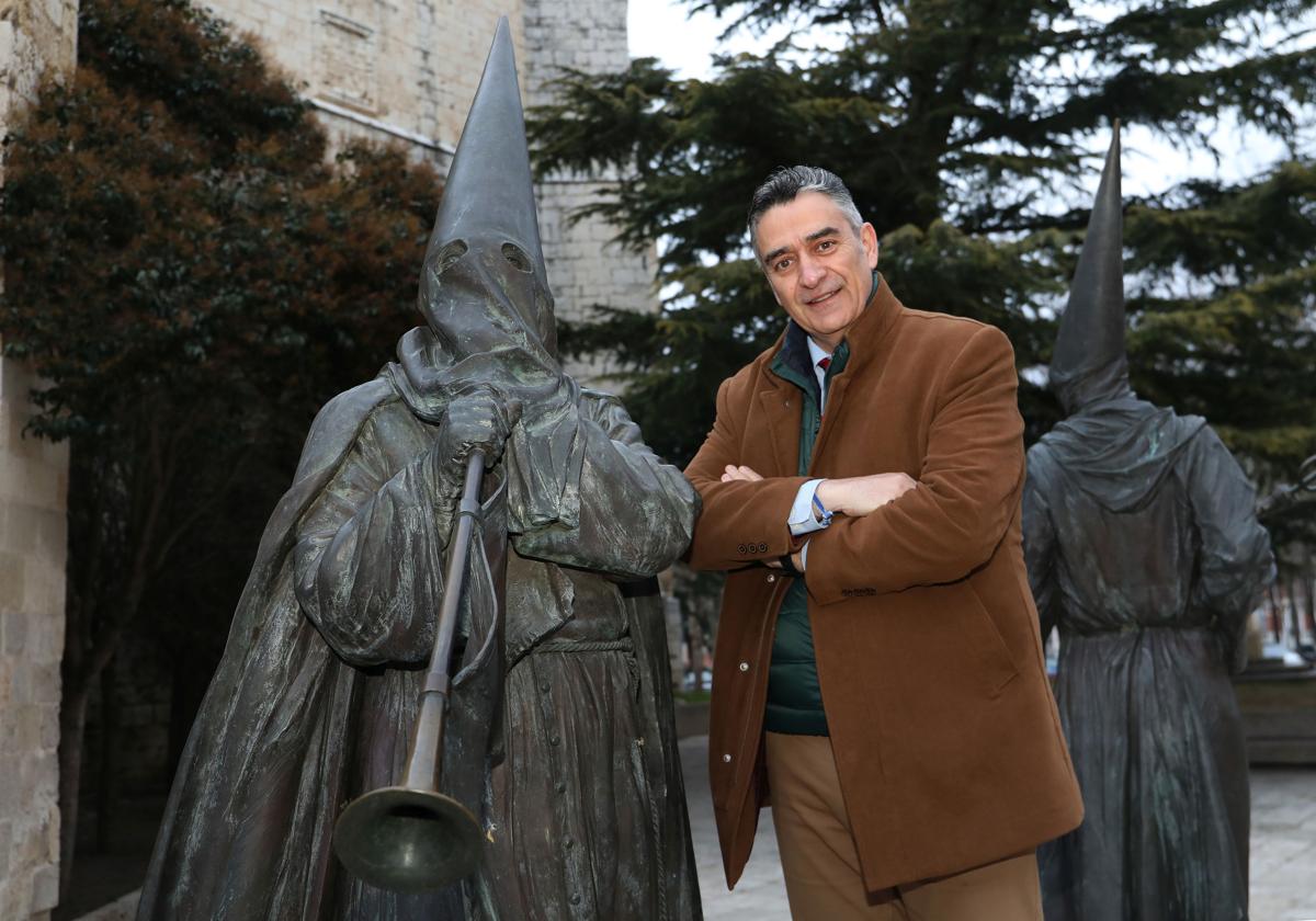 Ricardo Fernández, junto al Monumento al Cofrade en San Pablo.