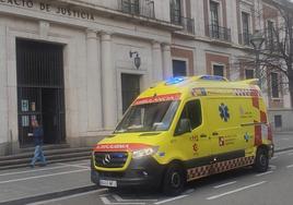 Ambulancia frente a la Audiencia de Valladolid, este martes.
