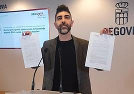 Guillermo San Juan, con las cartas mandadas al alcalde de Segovia y al delegado territorial de la Junta.