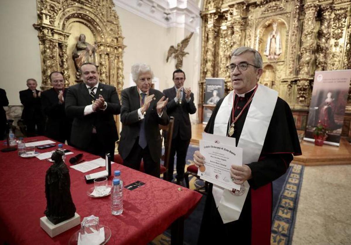 Imagen principal - Arriba, durante su investidura como doctor Honoris Causa de la Univesidad Católica de Miami. Abajo, junto a Ricardo Blázquez cuando fue nombrado su sucesor y junto al papa Francisco recibiendo el palio arzxobispal. 