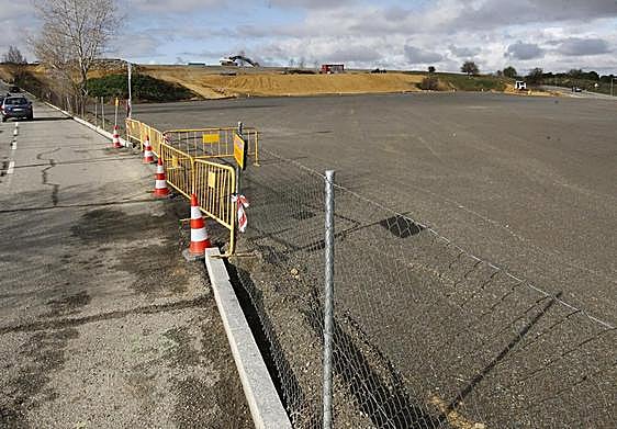 Terreno asfaltado para el aparcamiento provisional en el Hospital General de Segovia.
