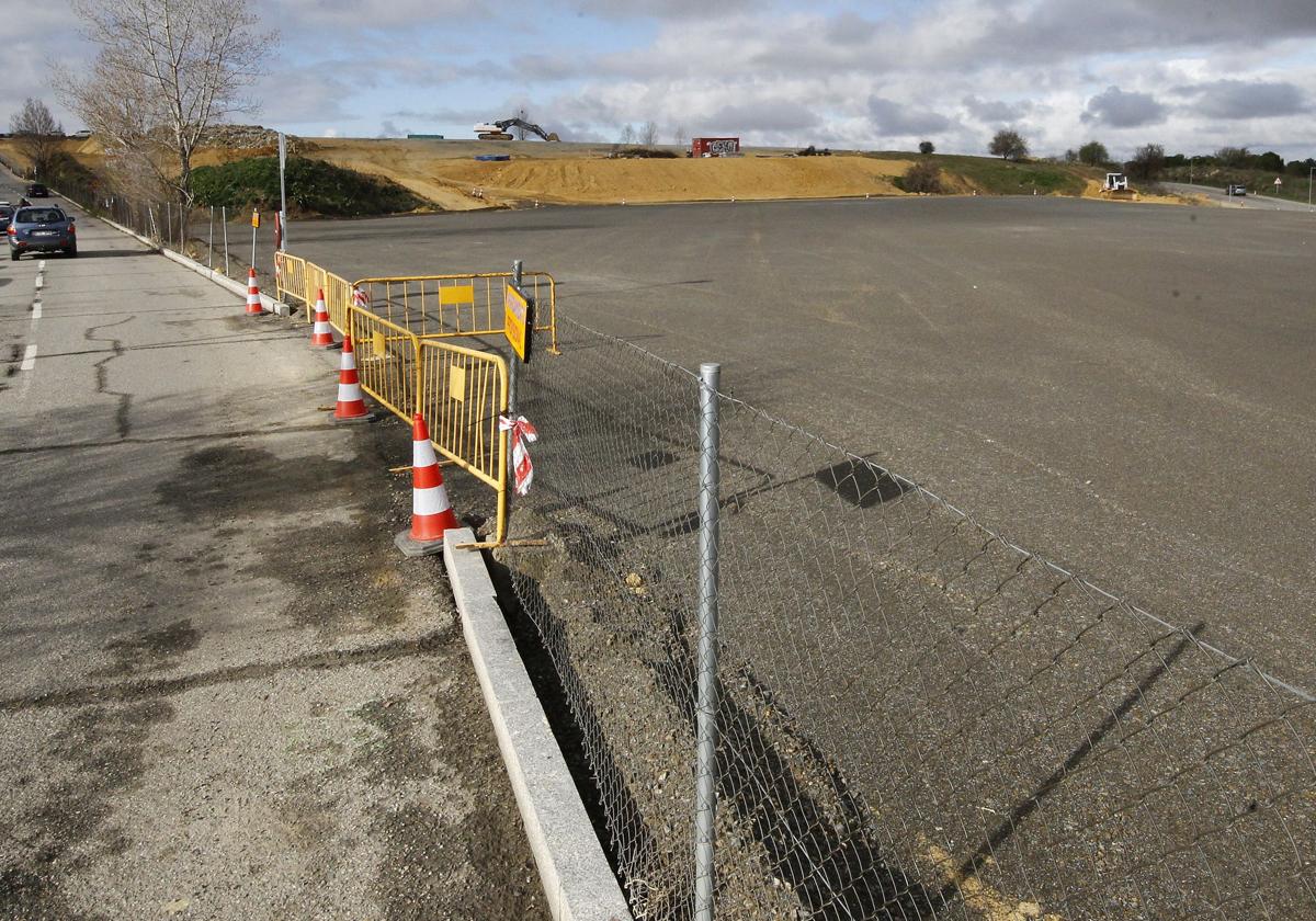 Terreno asfaltado para el aparcamiento provisional en el Hospital General de Segovia.