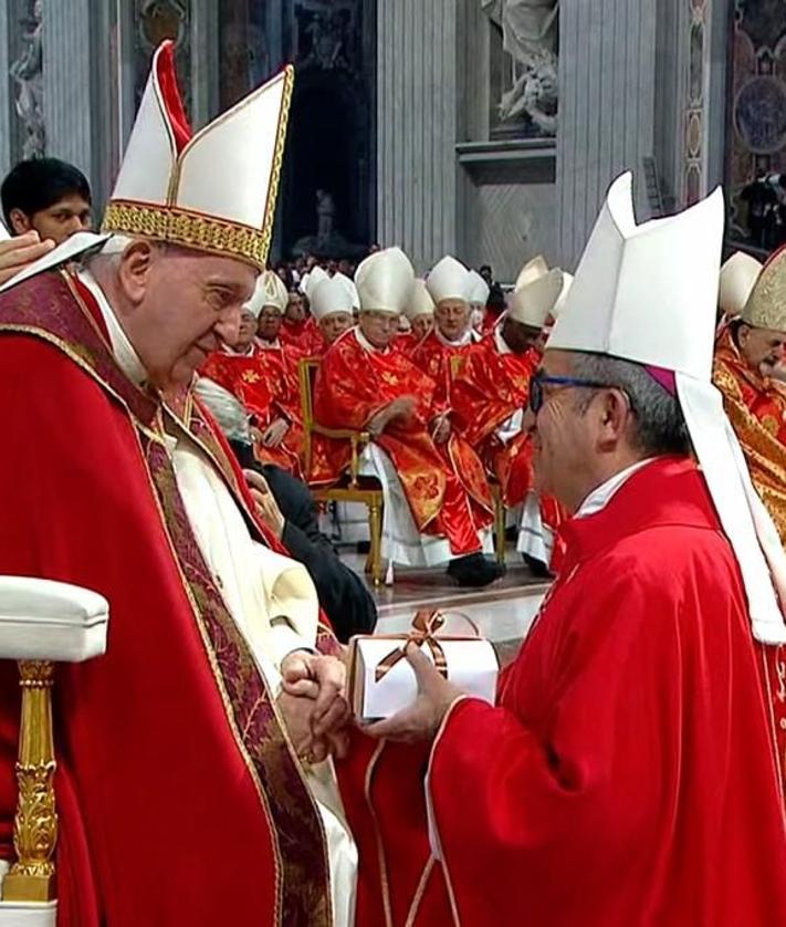 Imagen secundaria 2 - Arriba, durante su investidura como doctor Honoris Causa de la Univesidad Católica de Miami. Abajo, junto a Ricardo Blázquez cuando fue nombrado su sucesor y junto al papa Francisco recibiendo el palio arzxobispal. 