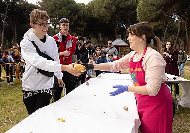 Reparto de raciones de tortilla.