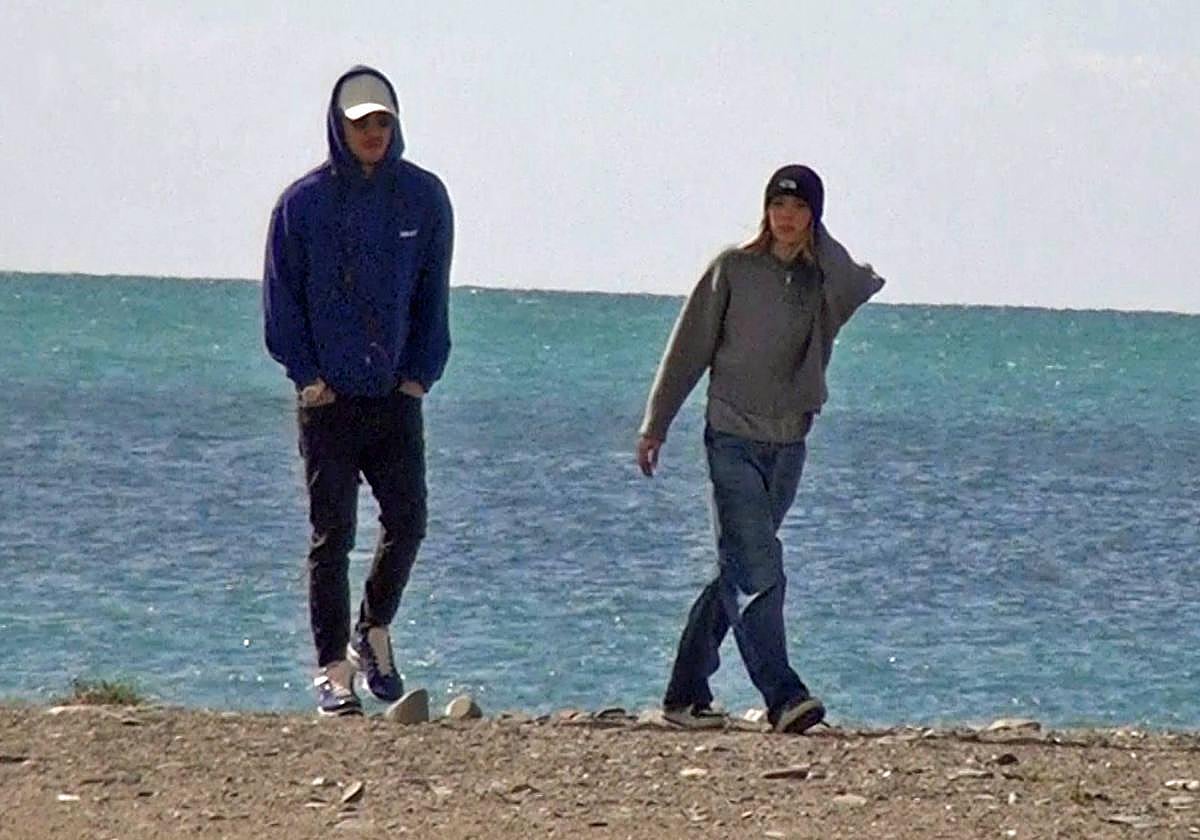 Alejandra Rubio y Carlo Constanzia paseando por las playas de Málaga.