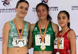 Jóvenes atletas posando con las medallas.