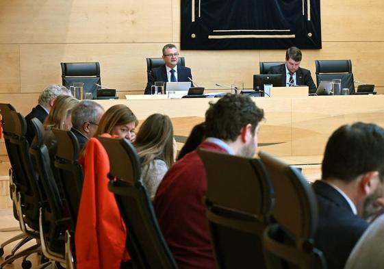 Un momento de la comparecencia del consejero de Agricultura, esta tarde en las Cortes.