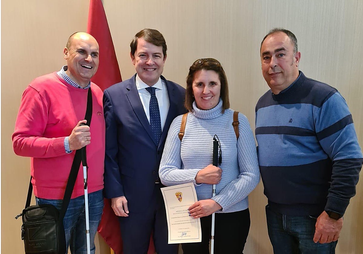 Elena Padrones junto a su hermano, su pareja y el presidente de la Junta de Castilla y León