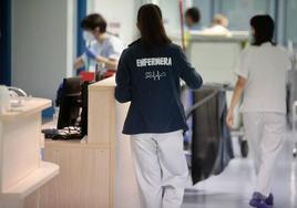 Enfermeros en el Servicio de Neurología del Hospital Clínico.