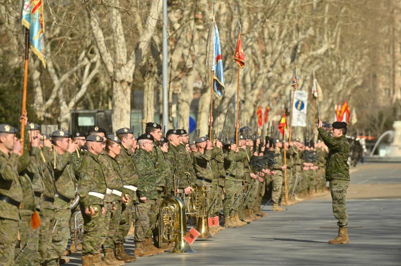 Los militares del Regimiento forman filas durante el ensayo.