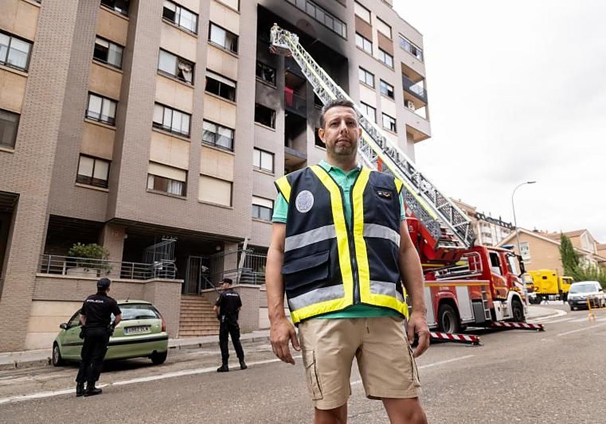 Javier Redondo, frente al edificio explosionado de Parquesol.
