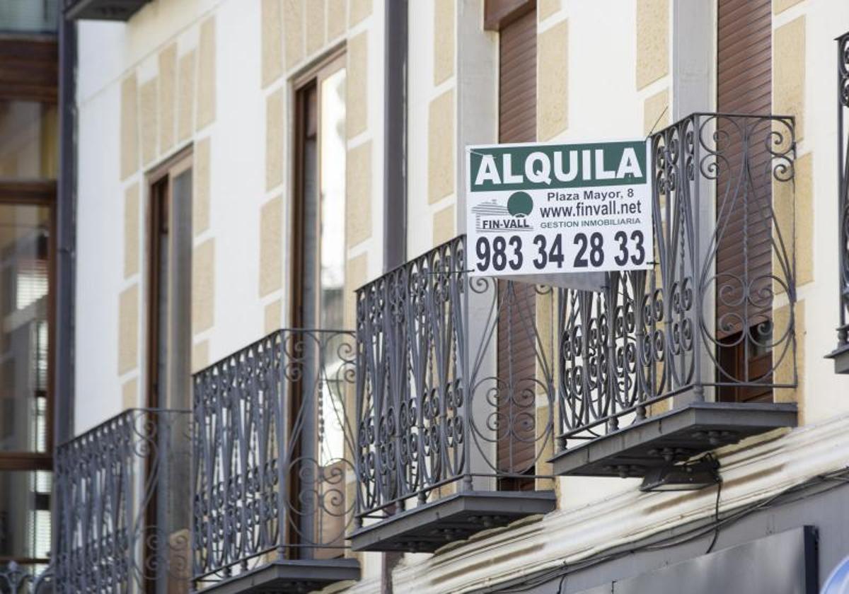 Carteles de alquiler de pisos en Valladolid.