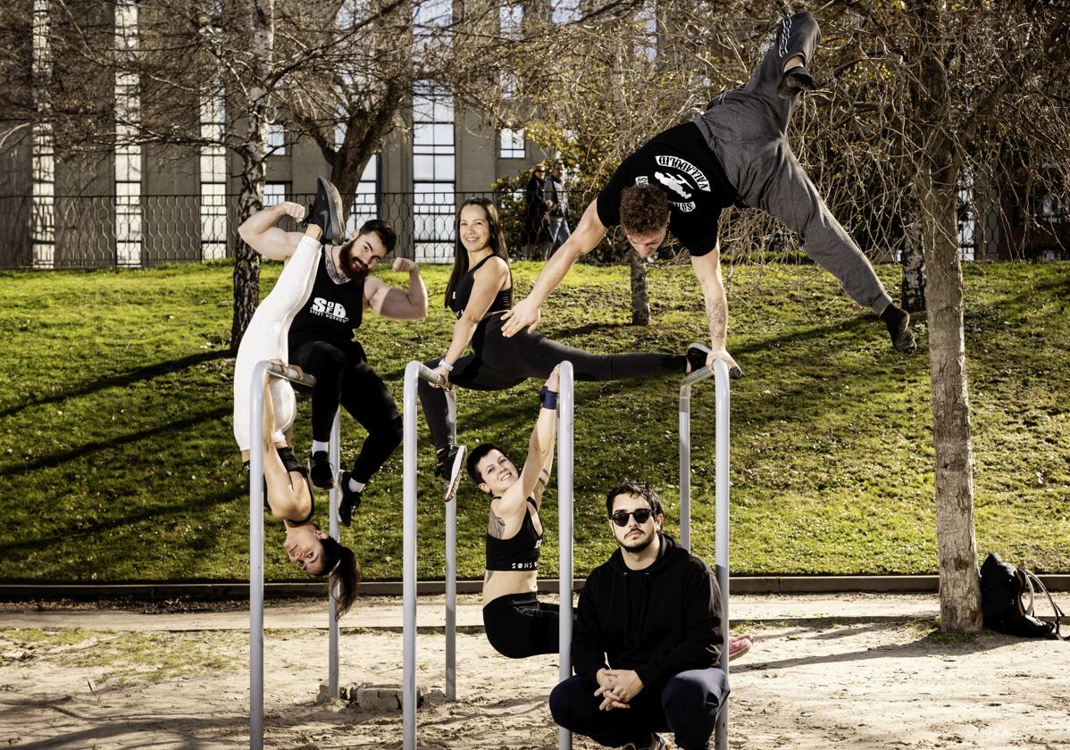 Pablo, Josmar, Víctor, Alejandra, Cristina y Diego, en el parque de calistenia de Las Moreras.