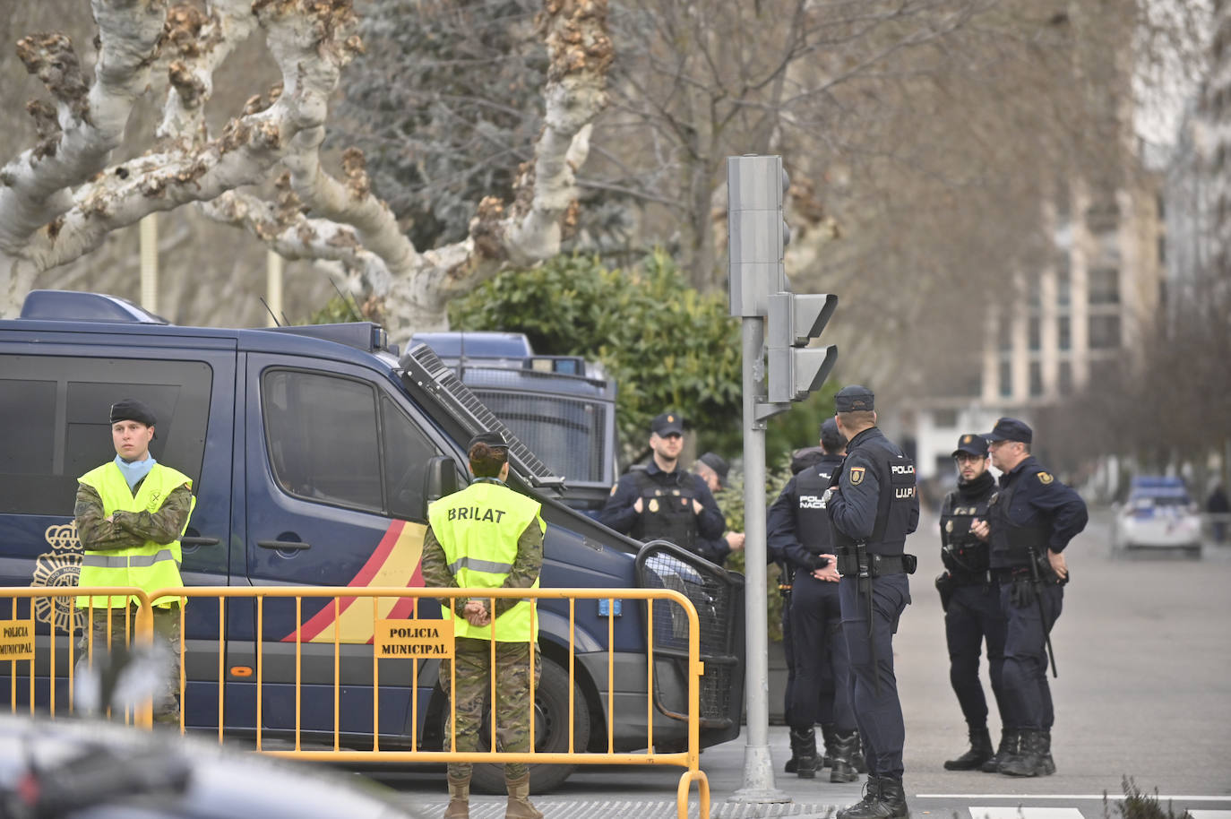 El ambiente en el entorno de la Plaza Zorrilla durante la visita del Rey Felipe VI