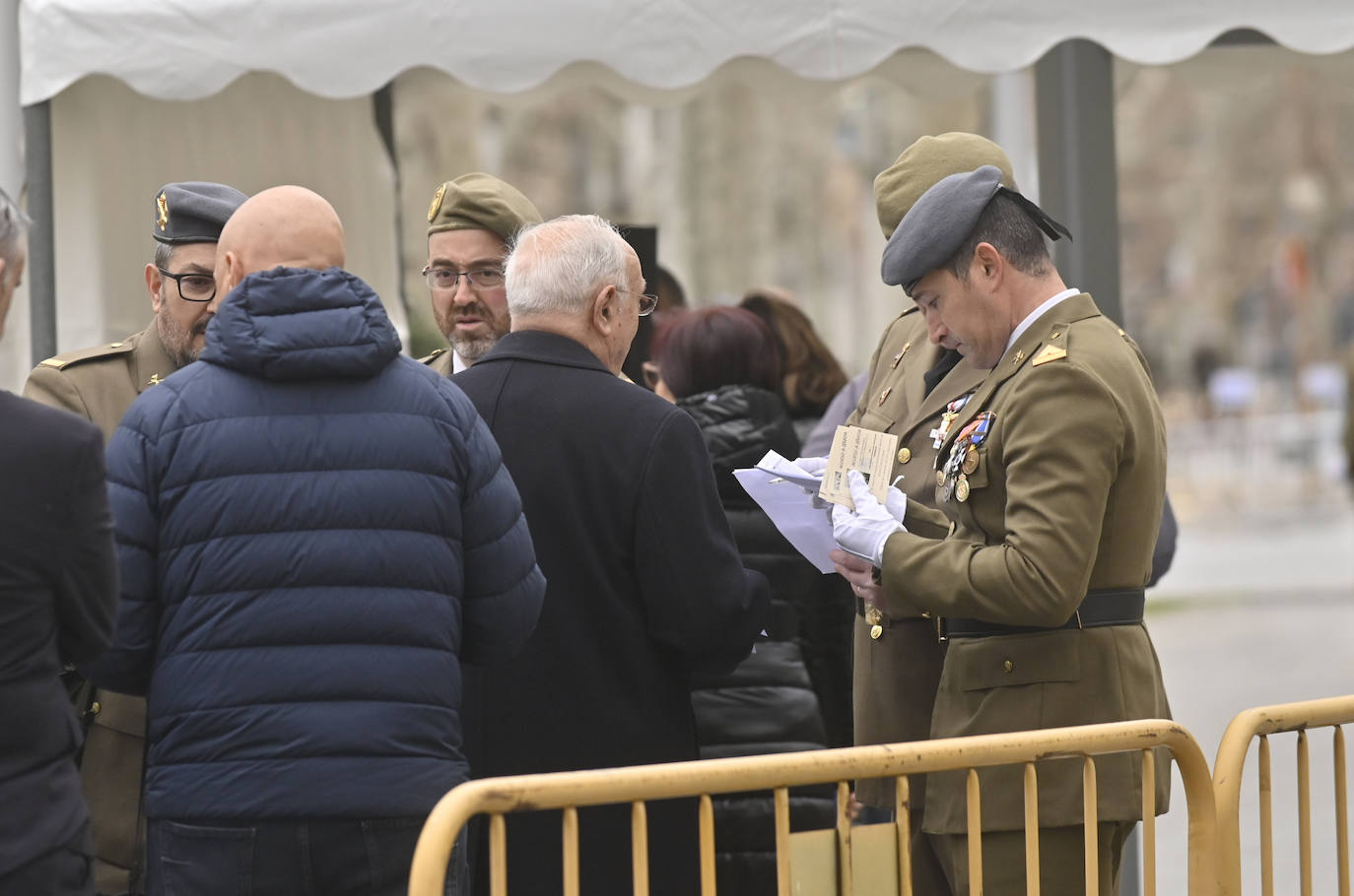 El ambiente en el entorno de la Plaza Zorrilla durante la visita del Rey Felipe VI