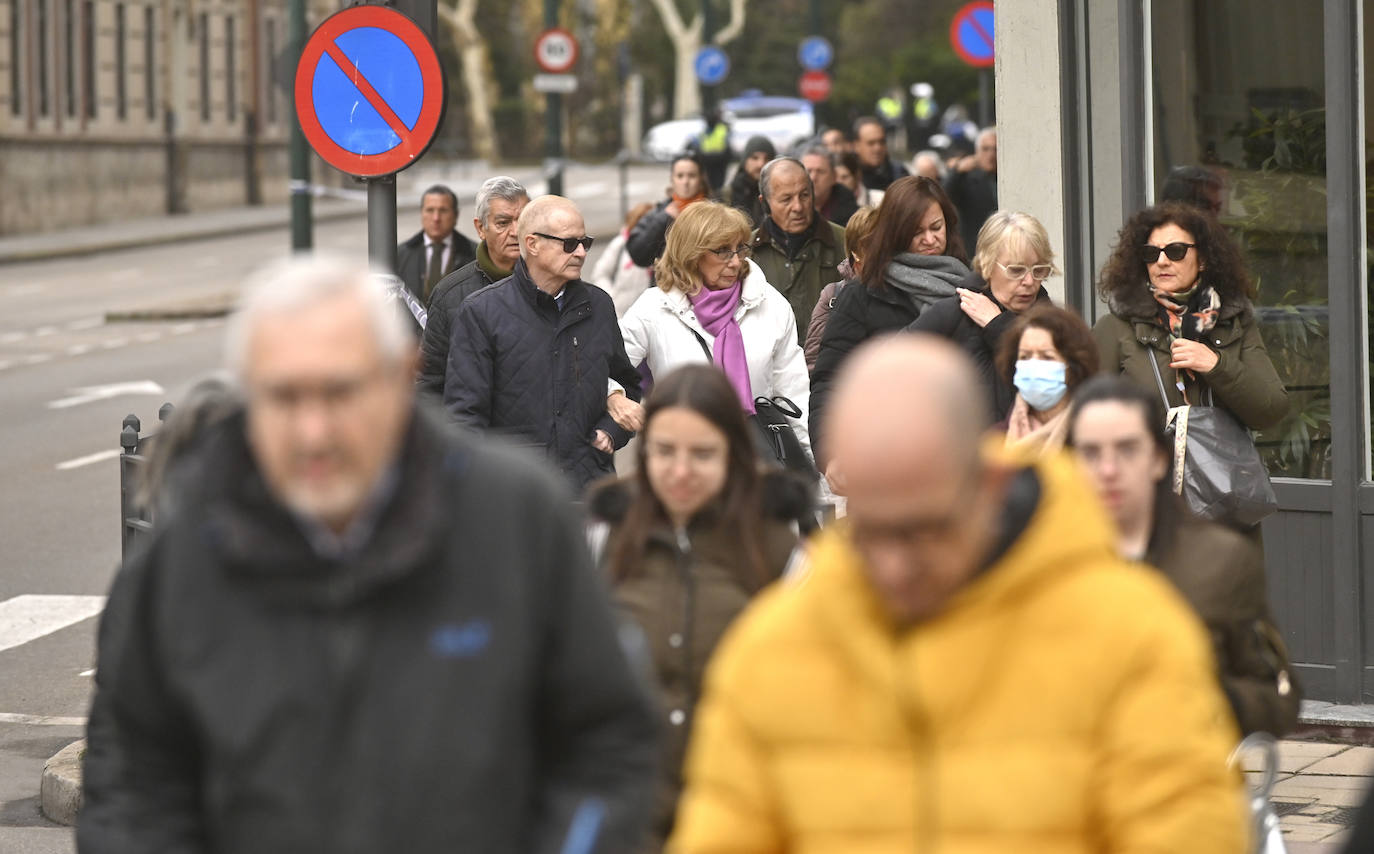 El ambiente en el entorno de la Plaza Zorrilla durante la visita del Rey Felipe VI