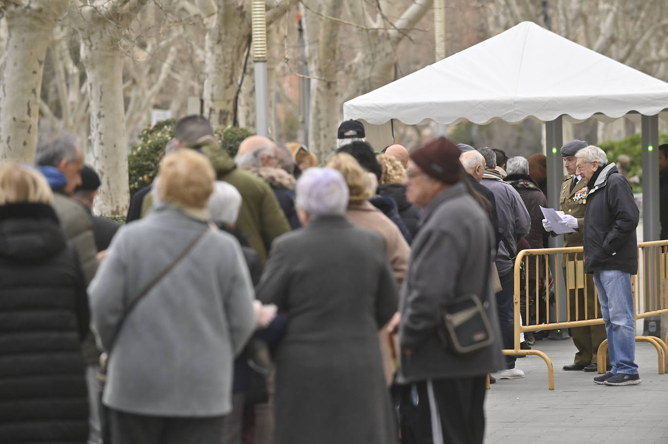 El ambiente en el entorno de la Plaza Zorrilla durante la visita del Rey Felipe VI