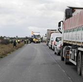 Cortes en la carretera de Peñafiel a Cuéllar por parte de agricultores y ganaderos