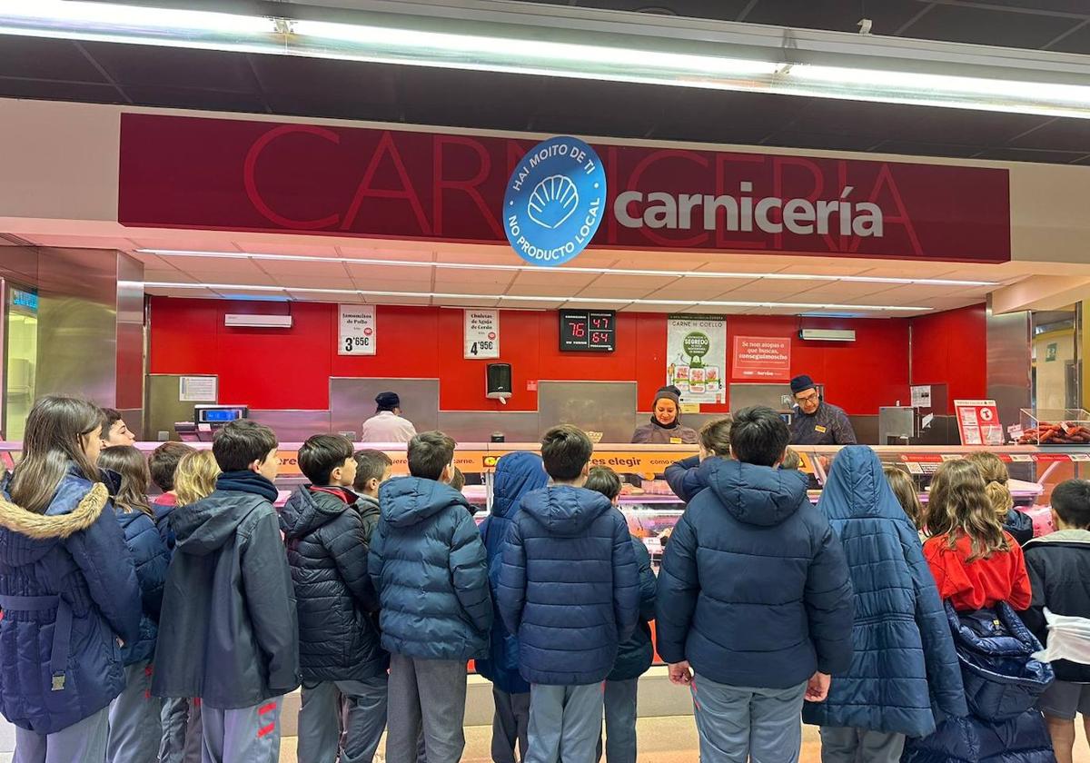 Estudiantes, en un supermercado Gadis.