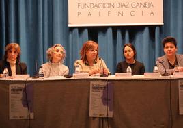 Mar Albarrán, Charo Bueno, Loreto Fernández, Manuela Merino y Ana Rueda, en la mesa redonda en la Fundación Caneja.