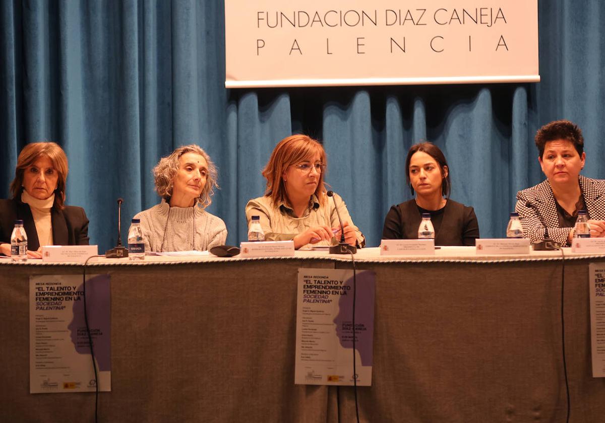 Mar Albarrán, Charo Bueno, Loreto Fernández, Manuela Merino y Ana Rueda, en la mesa redonda en la Fundación Caneja.