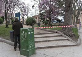 Colocación de precintos en la entrada a un parque del casco histórico de Segovia, este jueves.