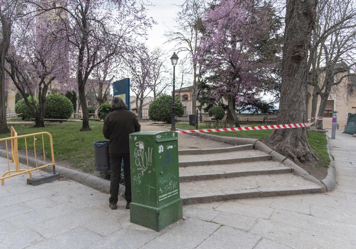 Colocación de precintos en la entrada a un parque del casco histórico de Segovia, este jueves.