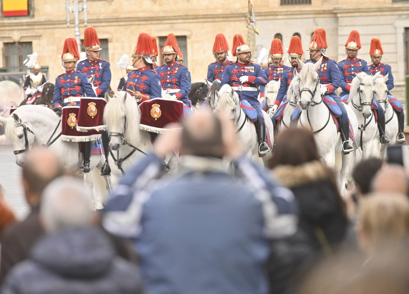 Parte del Regimiento de Caballeria Farnesio nº12 llegan con sus caballos a la Acera de Recoletos.