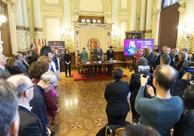 Minuto de silencio en el Ayuntamiento de Valladolid, en el 8M, en recuerdo de las mujeres víctimas de la violencia de género.