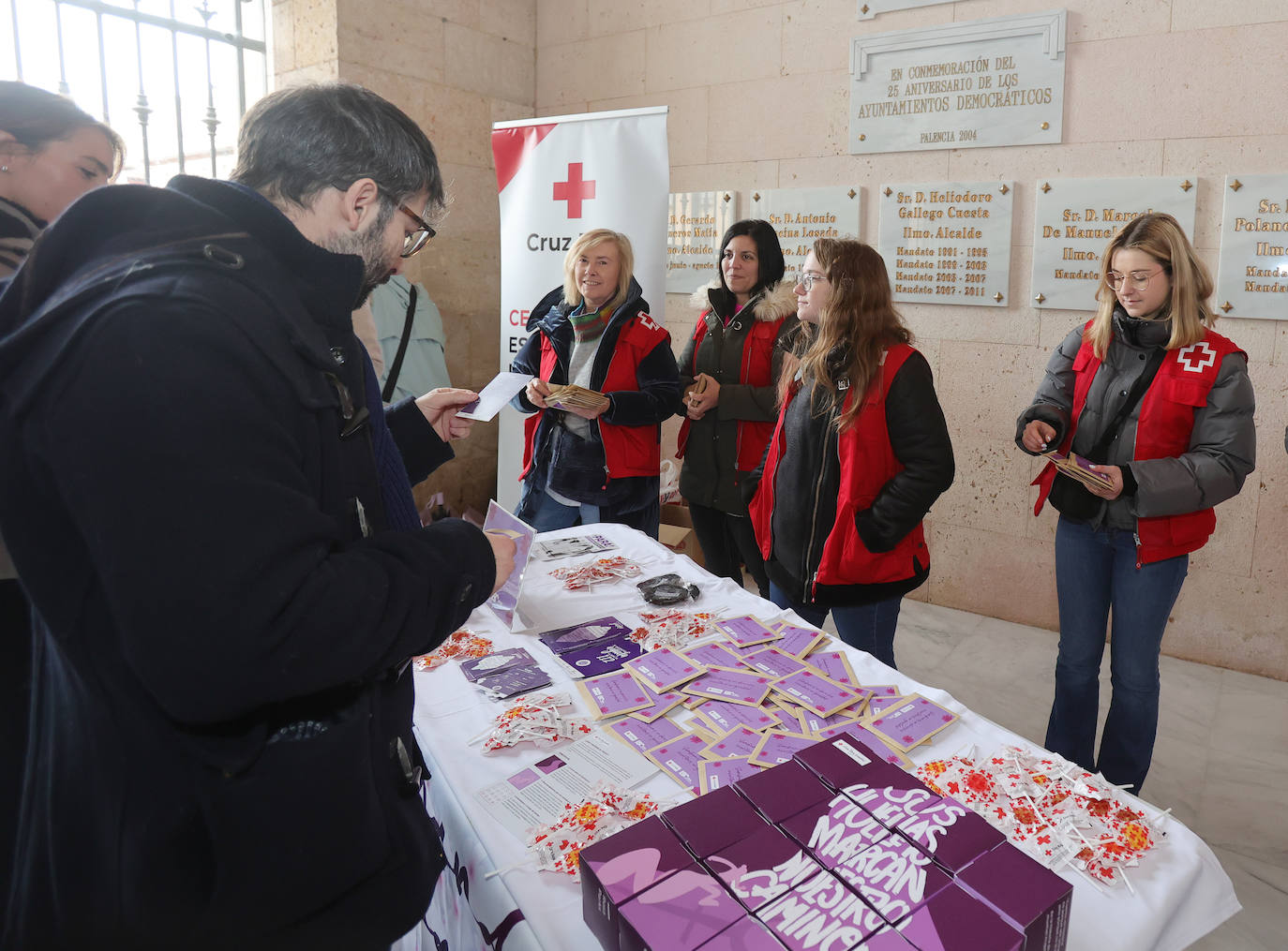 El Ayuntamiento de Palencia conmemora el 8M con tres generaciones de mujeres