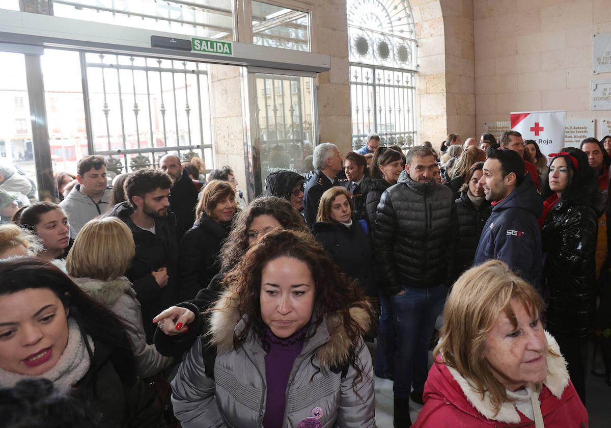 El Ayuntamiento de Palencia conmemora el 8M con tres generaciones de mujeres