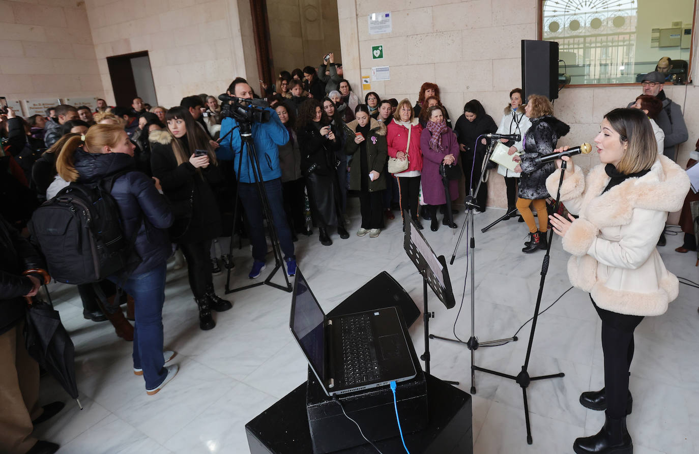 El Ayuntamiento de Palencia conmemora el 8M con tres generaciones de mujeres