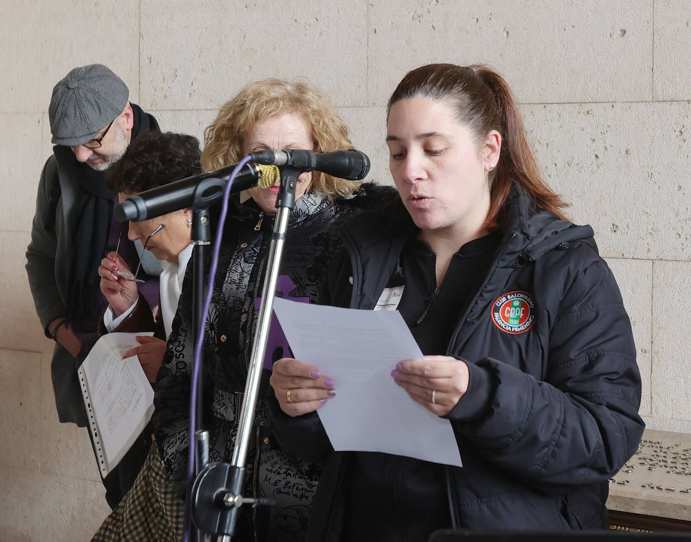 El Ayuntamiento de Palencia conmemora el 8M con tres generaciones de mujeres