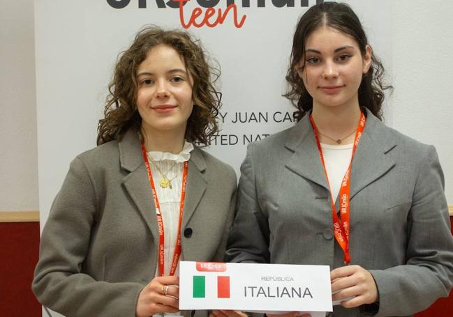 Paula Rodríguez y Carmen Cuadrado, representantes de la delegación de Italia, ganadora del comité PNUMA