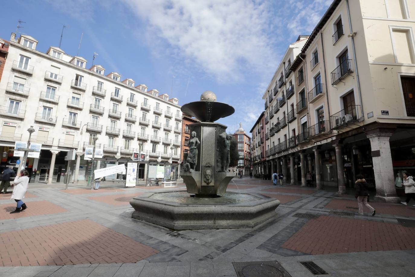 Un paseo en imágenes por la plaza de Fuente Dorada