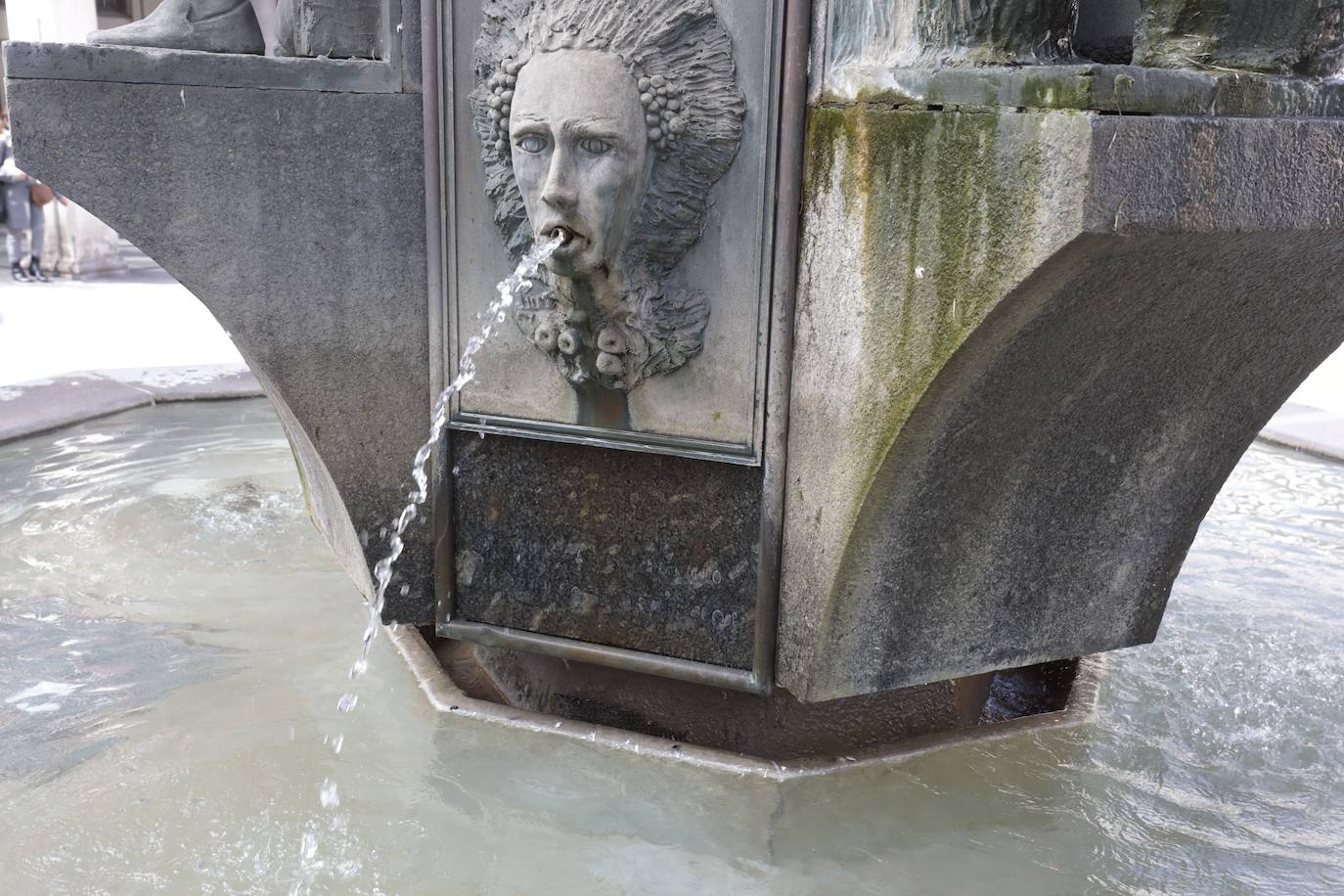 Un paseo en imágenes por la plaza de Fuente Dorada