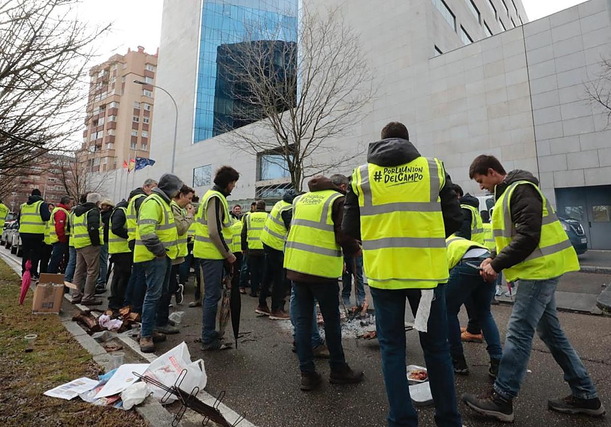 Decenas de agricultores, durante su protesta frente a la Consejería de Agricultura.