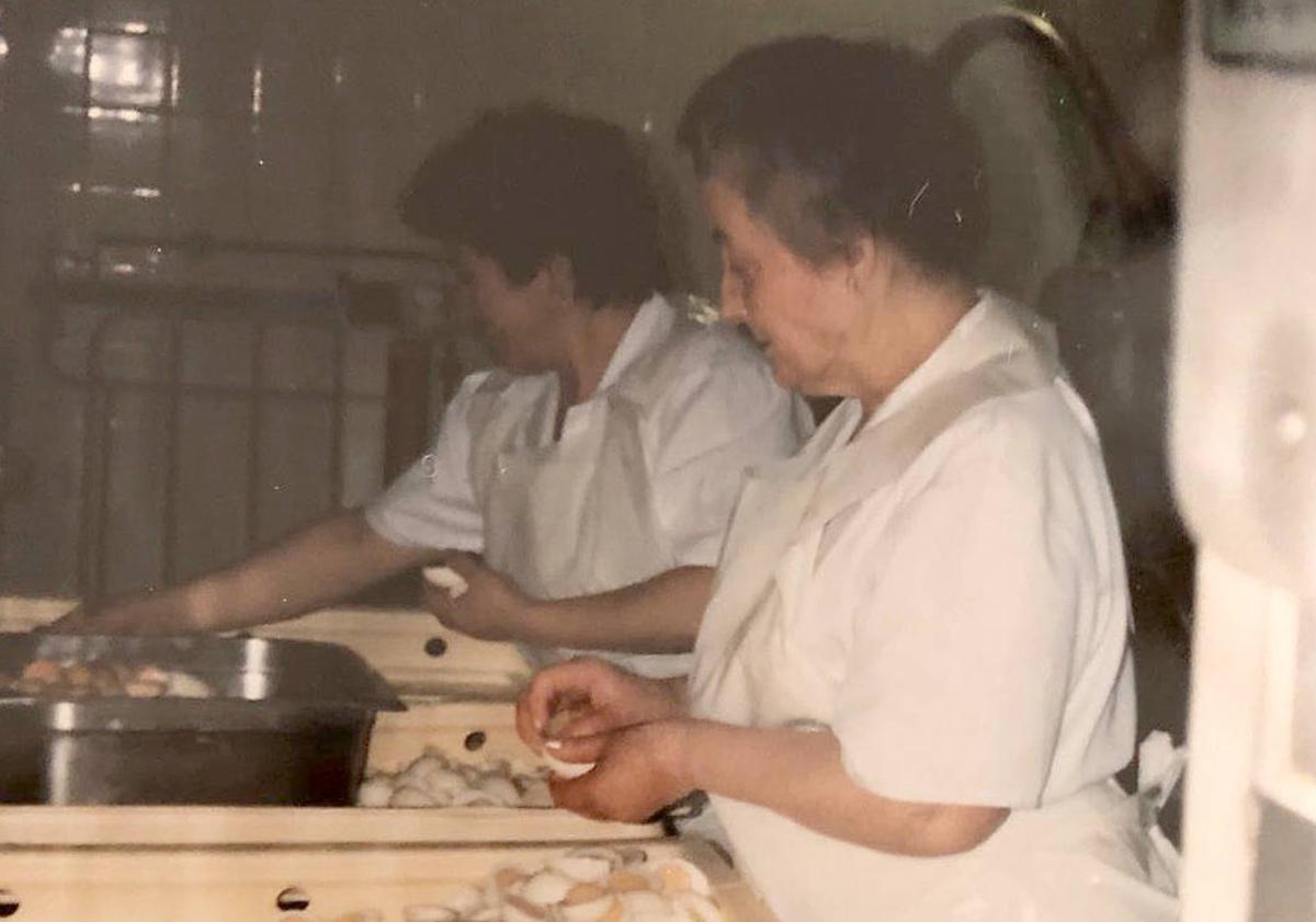 Imagen principal - Arriba, Margarita Niño (derecha), durante su etapa como cocinera del Clínico. Debajo, a la izquierda, Margarita (primera por la derecha), con sus compañeras del hospital. A la derecha, fotografía de su juventud.