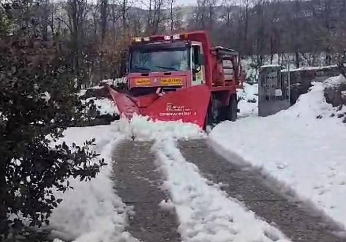 Imagen principal - La quitanieves despejando la calzada, los escolares ya en el autobús y estado de los accesos al albergue de San Martín de Castañeda.