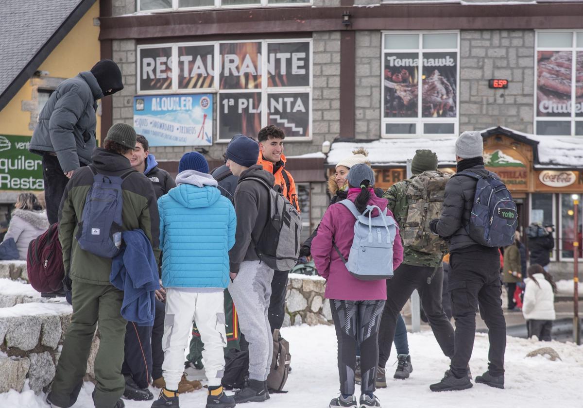 Visitantes al alto de Navacerrada el pasado 13 de enero, cuando la estación de esquí inauguró la temporada.